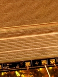 Ein EPROM (Erasable Programmable Read-Only Memory) ist ein nichtflüchtiger Speicherbaustein, der ab den 1970er Jahren in Computern eingesetzt wurde. Das gespeicherte Programm kann durch ultraviolettes Licht (Wellenlänge ca. 253,7 nm) wieder gelöscht werden. Deshalb besitzt der EPROM-Chip ein lichtdurchlässiges Quarzfenster, durch das ich hier fotografiert habe. Nach mehrminütiger UV-Bestrahlung ist der Speicher vollständig gelöscht und kann neu programmiert werden. Heute wird diese Technik nicht mehr benutzt. 
